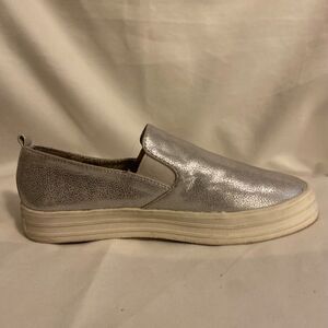 Juicy Couture Womens 8.5 Silver Leather Platform Sneakers Slip On Comfort Shoes